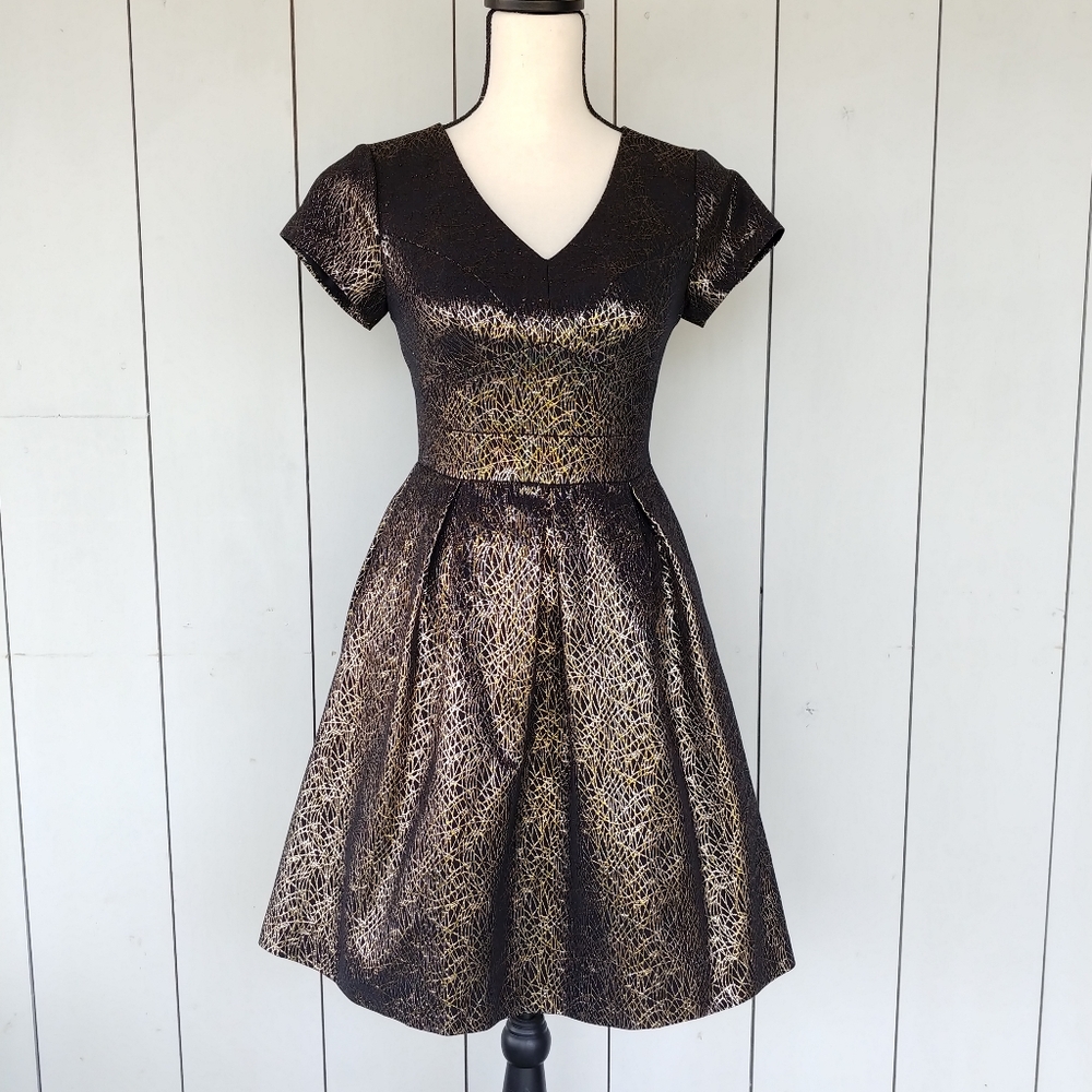 VINCE CAMUTO | Golden Era Pleated Jaquard Dress